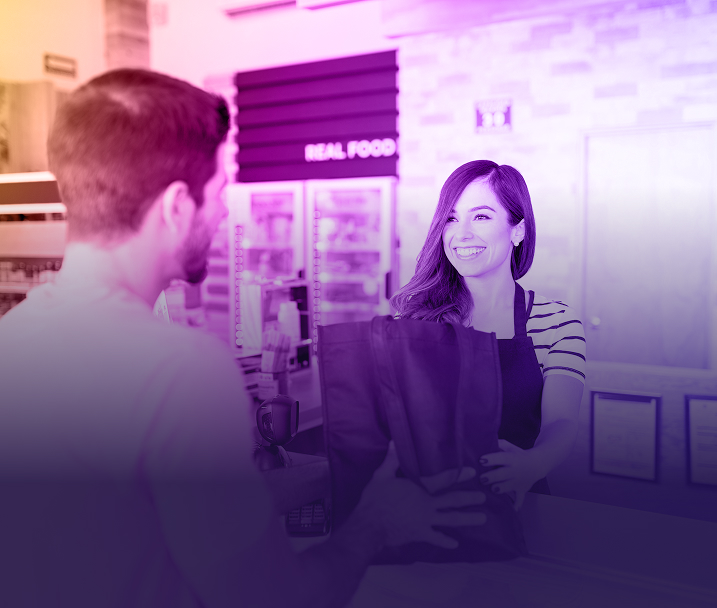 pareja-realiza-compras-en-centro-comercial-gracias-a-una-atencion-al-cliente-excelente